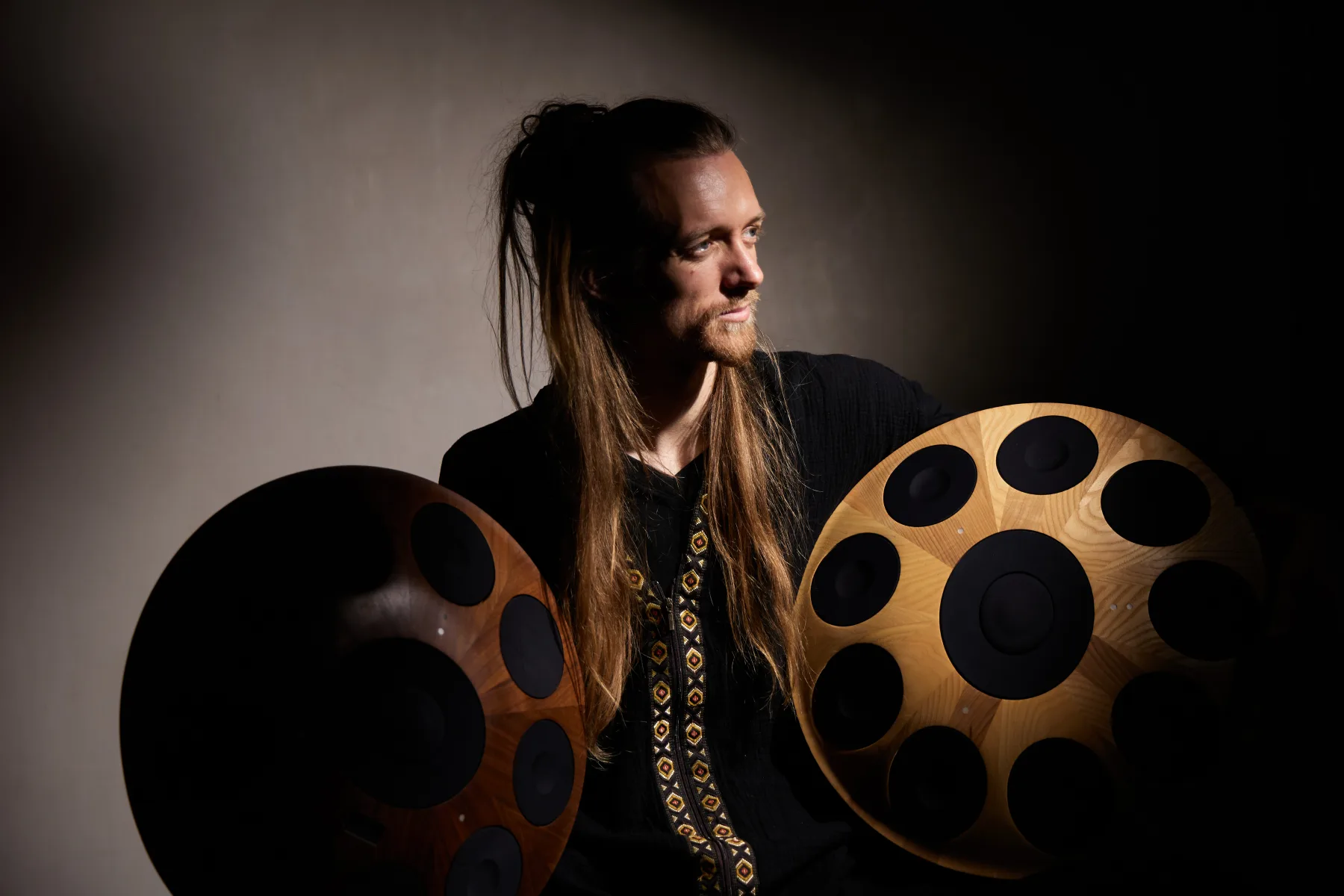 David Lesage avec les handpans Neotone (Neotone¹ et Mutant)