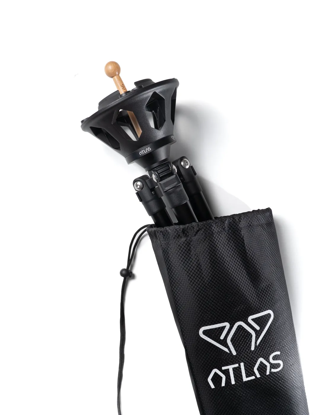 L’Atlas Pro replié posé à côté de son sac de transport Atlas Bag, en toile noire marquée du logo Atlas.